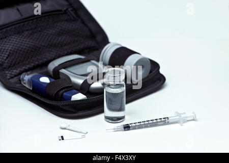 Insulin-Fläschchen, Spritze, Lancet, Streifen und Diabetiker Reiseetui Kit. Stockfoto