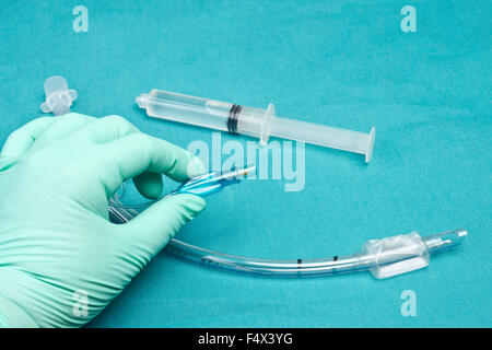 Endotrachealtubus mit Füllung Spritze auf steriles Tuch gefesselt. Stockfoto