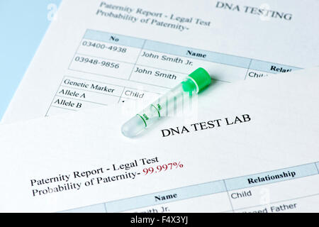 Vaterschaftstest Ergebnisbericht mit Probenröhrchen Test Lab. Stockfoto