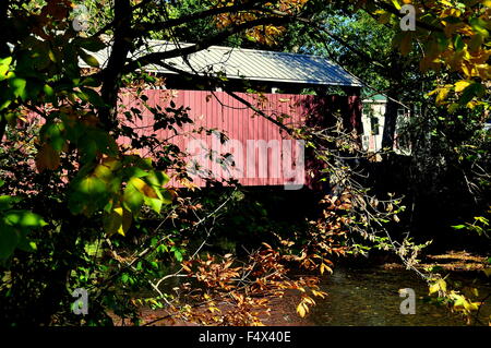 Warwick, Pennsylvania: Zook Mühle Covered Bridge gebaut im Jahre 1849 von Henry Zook erstreckt sich über den Cocalico-Fluss Stockfoto