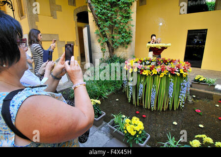 Das tanzende Ei (L'ou com Balla auf Katalanisch) ist eine alte Tradition in Katalonien während dem fest von Corpus Christi. Barcelona Stockfoto