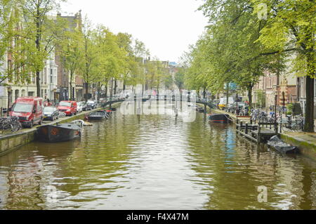 Amsterdam Stadt Kanal an einem trüben und kalten Herbsttag Stockfoto