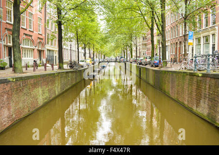 Amsterdam Stadt Kanal an einem trüben und kalten Herbsttag Stockfoto