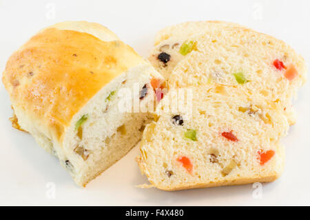 Hjalti bunte Früchtebrot mit verschiedenen Trockenfrüchte auf weißem Hintergrund Stockfoto