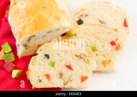 Hjalti bunte Früchtebrot mit verschiedenen Trockenfrüchte auf weißem Hintergrund Stockfoto