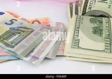 Stapel von verschiedenen Euro und Dollar Rechnungen auf einem Tisch Stockfoto