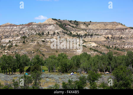 Zelte sind im Campingplatz im Theodore-Roosevelt-Nationalpark im westlichen North Dakota, USA aufgestellt. Stockfoto