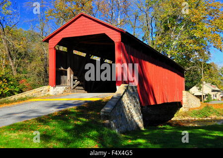 Goodville, Pennsylvania einzelne Überspannung, Doppelbogen Burr truss 1859 Pool Forge Covered Bridge über den Fluss Conestoga * Stockfoto