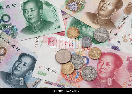Hintergrund Collage chinesische Rmb Banknoten oder Yuan und Münzen mit dem Vorsitzenden Mao an der Vorderseite des pro Wechsel Stockfoto