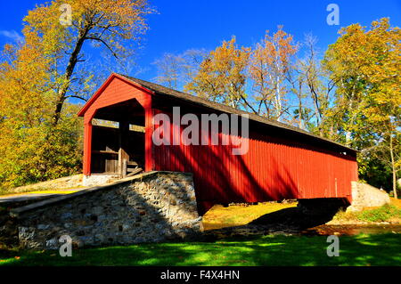 Goodville, Pennsylvania: Einzelne Überspannung, Doppelbogen Burr truss 1859 Pool Forge Covered Bridge über den Fluss Conestoga * Stockfoto