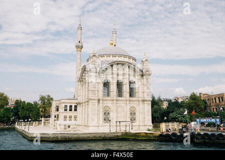 Moschee am Ufer des Bosporus in Istanbul Türkei. Stockfoto