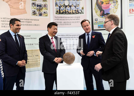 Manchester, Großbritannien. 23. Oktober 2015. Chinesischen Staatspräsidenten Xi Jinping (2 L), begleitet von der britische Premierminister David Cameron (2. R), besucht die Stadt-Fußball-Akademie in Manchester, Großbritannien, 23. Oktober 2015. © Rao Aimin/Xinhua/Alamy Live-Nachrichten Stockfoto