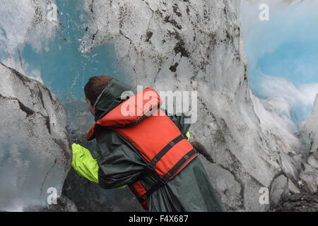 Ein Junge an einer Alaskakreuzfahrt ausflug Getränke Eis kalte Wasser fallen Davidson Gletscher in der Nähe von Skagway in Alaska | Inside Passage - Lynn Canal - Haines AK Stockfoto