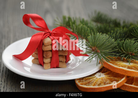 Weihnachtsplätzchen mit roten Band gebunden Stockfoto