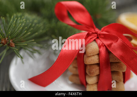 Weihnachtsplätzchen mit roten Band gebunden Stockfoto