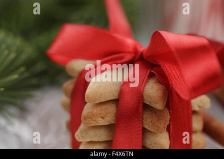 Weihnachtsplätzchen mit roten Band gebunden Stockfoto