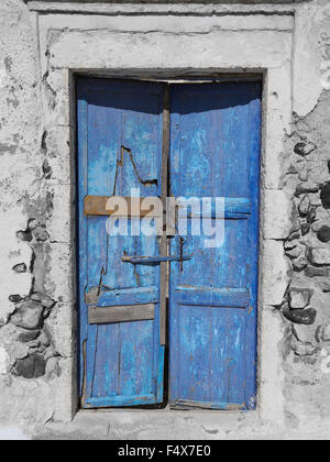 Typische blaue Tür auf den griechischen Inseln Stockfoto