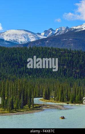 Ein vertikales Bild von einem gelben Floß auf dem Gletscher gespeist Wasser des Flusses Athabasca in Jasper Nationalpark, Alberta, Kanada. Stockfoto