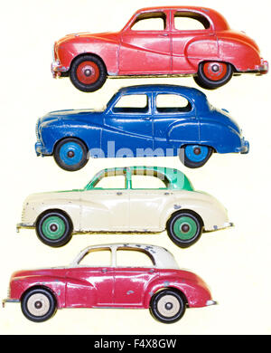 Vier dinky Autos in einer Linie. Somersets Austin, Morris Oxfords. Stockfoto