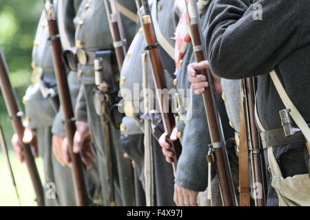 Konföderierten Bürgerkrieg Reenactors stehen in einer Linie. Stockfoto