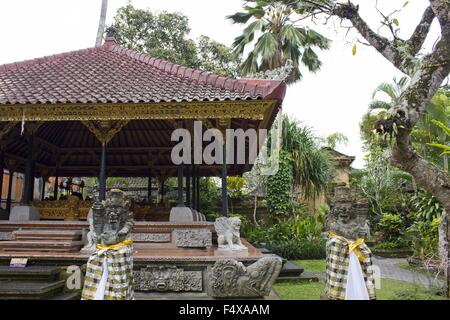 BALI, Indonesien - 6. Juli 2012: Rund um Ubud Palast, Architekt traditionelle Häusern im Garten, mit Moebeln orange Ziegelstein Stockfoto