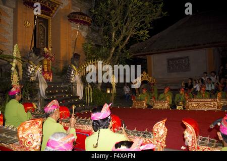 BALI, Indonesien - 6. Juli 2012: Beginn des traditionellen balinesischen zeigen in Ubud Palast, Indonesien Stockfoto