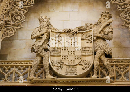 BURGOS, Spanien - 13. August 2014: Statuen, einen Schild an der Kathedrale von Burgos, Kastilien, Spanien Stockfoto