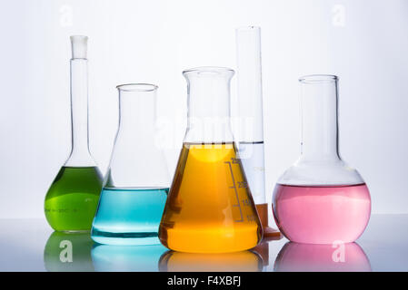 Chemie-Laborgeräte, Flaschen und Röhrchen mit Farbe Reagenzien Stockfoto