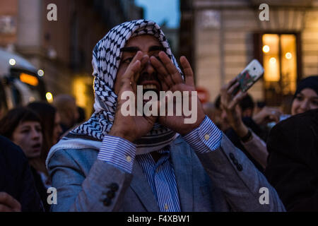 Madrid, Spanien. 23. Oktober 2015. Ein Mann schrie Parolen gegen Israel während einer Protestaktion in Unterstützung nach Palästina. Bildnachweis: Marcos del Mazo/Pacific Press/Alamy Live-Nachrichten Stockfoto