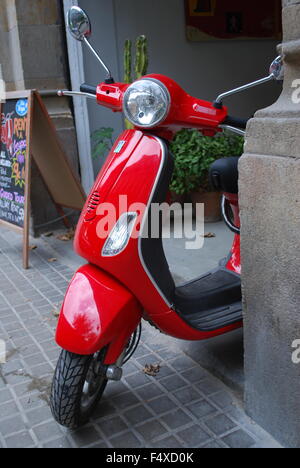 Leuchtend rote Scooter geparkt auf der Straße in Barcelona, Katalonien, Spanien. Stockfoto