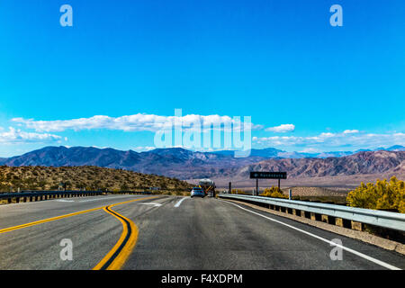 Schalten Sie auf der Autobahn 395 für den alten Bergbau Randsburg in der Mojave Wüste in Kalifornien Stockfoto