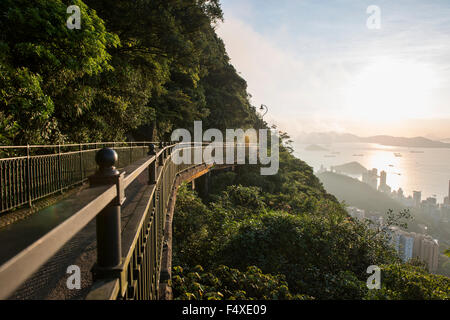 Blick auf Hong Kong mit Blick vom Victoria Peak Trail in einen farbenfrohen Sonnenuntergang. Stockfoto