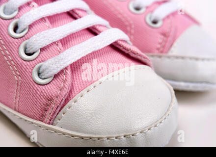 Niedliche rosa Baby Mädchen Schuhe / Sneaker auf weißem Hintergrund hautnah Stockfoto