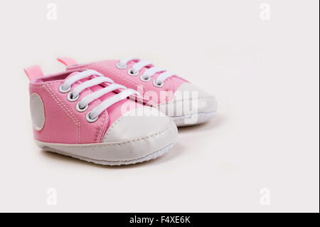 Niedliche rosa Baby Mädchen Schuhe / Sneaker auf weißem Hintergrund hautnah Stockfoto