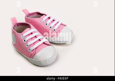 Niedliche rosa Baby Mädchen Schuhe / Sneaker auf weißem Hintergrund hautnah Stockfoto