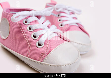 Niedliche rosa Baby Mädchen Schuhe / Sneaker auf weißem Hintergrund hautnah Stockfoto