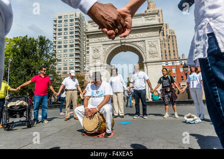 New York, NY - bilden 25. September 2015 Multi-rassische und ethnische Gruppe von Personen einen Kreis um einen einzigen Drummer für Welt-Traum-Tag in Washington Square Park © Stacy Walsh Rosenstock Stockfoto