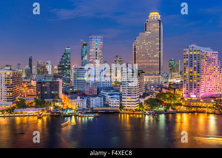 Skyline von Bangkok, Thailand auf den Fluss Chao Phraya. Stockfoto