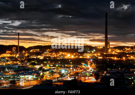 Der Bergbau Stadt Mount Isa in der Nacht. Stockfoto