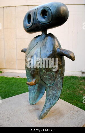 Joan Miro Statue Personnage (Persönlichkeit) an das Museum und die Stiftung Joan Miró in Barcelona. Linken Seite. Stockfoto