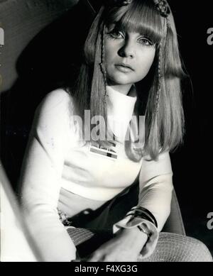 1968 - es er 21. Jahrhundert aussehen jetzt Ihre erste Chance zu sehen, gerade was die gut gekleidete Frau im 21. Jahrhundert tragen! Chrissie Shrimpton, 23 jährige Schwester Jean-Modell im futuristischen Outfit trägt sie in ihrem zweiten Film, die beschrieben wird, wie ein Raum/Wester Mond Null zwei Mode genannt sicherlich mehr bunt, mit Frisuren in Orange, grün, blau und rot werden abgebildet ist und Chrissie s Haar ist grün, komplett mit passendem Augen Make-up und Lippenstift. Kleidung müssen auf ein Minimum zu erleichtern einfache tragen Raumanzüge in der MoonÃ s airless Atmosphäre gehalten werden! Chrissie Stockfoto