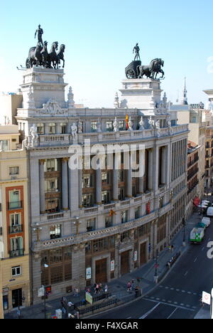 Zwei Reiter Skulpturen mit Wagen auf einem Dach Madrid im Zentrum Stadt. Stockfoto