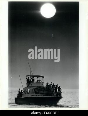 1968 - ein Boot geladen von kubanischen Flüchtlingen kommen kurz vor Sonnenuntergang in Key West. © Keystone Bilder USA/ZUMAPRESS.com/Alamy Live-Nachrichten Stockfoto