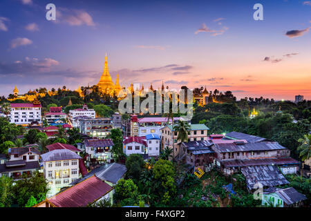 Yangon, Myanmar Skyline mit Shwedagon-Pagode. Stockfoto