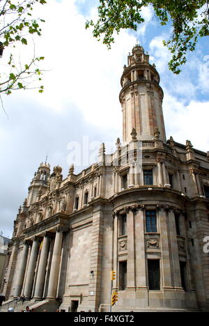 Mediterrane Architektur in Spanien. Klassische Gebäude mit Türmen in Madrid. Stockfoto