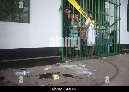 Dhaka, Bangladesch. 24. Oktober 2015. Bangladeshi schiitische Muslime steht drausen von Bangladesch Hauptstadt schiitischen religiösen Hauptstandort in Dhaka am 24. Oktober 2015. Mindestens eine Person getötet und fast 80 verletzt ein Bombenangriff außerhalb der wichtigsten schiitischen Website in der Hauptstadt von Bangladesch als Tausende versammelten sich zum jährlichen Aschura-Prozession. Bildnachweis: Suvra Kanti Das/ZUMA Draht/Alamy Live-Nachrichten Stockfoto