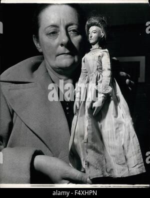 1954 - Mrs. De Clifford und ihre Familie von 150 Puppen.: Obwohl Mrs. De Clifford Mitte ist, hat sie nie ihre Liebe zu Puppen verloren. In ihrem Haus in West Norwood hat sie eine Familie von 150 von ihnen, und wie die meisten anderen Familien ist die Pflege für sie ein Ganzzeitjob. Alle Puppen haben komplette Garderobe, eine Schneiderin fertigt alle Kleidungsstücke nach ihrem Design und wenn sie in historischen Kostümen gekleidet sind, muss alles authentisch sein, sogar bis hin zu Unterwäsche. Das Sammeln von Puppen hat Mrs. De Cliffords Familie schon immer fasziniert. Ihre Ur-Ur-Ur-Großmutter hat es angefangen und jede Generation hat ca. Stockfoto