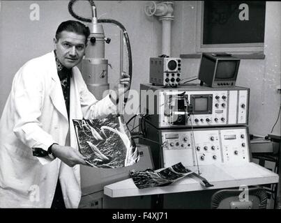 1972 - der weltweit bekannte schwedische Fotograf Lennart Nilsson im Moment ist mit einem neuen Projekt arbeiten. Wringen Sie dieses Mal sind er und einige andere Forscher an dem Royal Caroline Institut in Stockholm mit Teilen des menschlichen Eileiters zu fotografieren. Sie verwenden ein Scan-Elektronenmikroskop und gelungen, die für das erste Mal jemand hat die Bilder von der Zilie Flagellum der eines menschlichen Eileiters. Das Material wird in der Zeitschrift Life im Herbst dieses Jahres veröffentlicht. Foto zeigt der Fotograf Lennart Nilsson vor dem Scannen-Elektronen-Mikroskop auf dem königlichen Carlone Inst Stockfoto