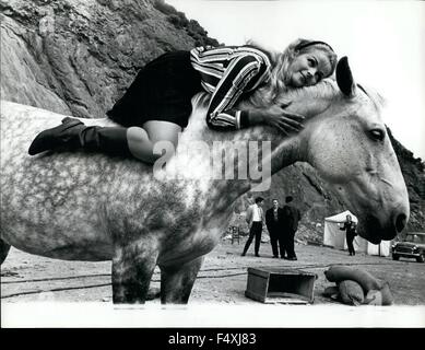 1972: deutsche Schönheit, Renate Holt und Irish Thoroughbred. Schöne blonde Model, entspannt sich Schauspielerin während vor Ort in Irland. © Keystone Bilder USA/ZUMAPRESS.com/Alamy Live-Nachrichten Stockfoto