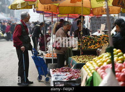 (151024) - TAIYUAN, 24. Oktober 2015 (Xinhua)--Li Chang und seine Frau Zhang Guiqin kaufen Früchte auf einem Markt in Taiyuan, Hauptstadt der Provinz Nord-China Shanxi, 21. Oktober 2015. Pensionierter chinesischen Ingenieur Li Chang, ein umfangreiches Sammler in antike mechanische Produkte, plant nun, Fonds im Internet, ein Versprechen zu realisieren, machte er zu seiner Frau zu erhöhen. Li Chang heiratete seine Frau Zhang Guiqin, 1958, und er machte das Versprechen an ihre Goldene Hochzeit. Li Chang besitzt einen WWII deutsche Brunsvigr mechanischen Rechner, der in gutem Zustand. Kürzlich veröffentlicht Li Chang eine Anzeige t zu verkaufen Stockfoto